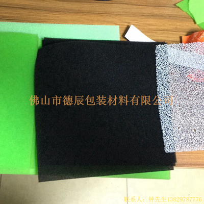 過濾海綿也稱網(wǎng)狀海綿，爆破海綿。聚氨酯過濾海綿由普通開孔軟泡高溫爆破開孔加工而成，爆破除掉了泡沫網(wǎng)絡(luò)之間原有的氣泡膜，得到了主體骨架網(wǎng)狀結(jié)構(gòu)。
過濾海綿的空隙率高達97%，具有優(yōu)異的透氣性、良好的柔軟性和較高的機械強度。
