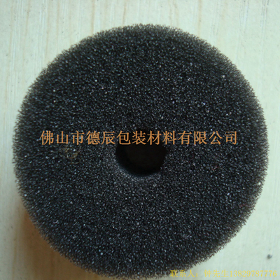 過濾海綿也稱網(wǎng)狀海綿，爆破海綿。聚氨酯過濾海綿由普通開孔軟泡高溫爆破開孔加工而成，爆破除掉了泡沫網(wǎng)絡(luò)之間原有的氣泡膜，得到了主體骨架網(wǎng)狀結(jié)構(gòu)。
過濾海綿的空隙率高達97%，具有優(yōu)異的透氣性、良好的柔軟性和較高的機械強度。
