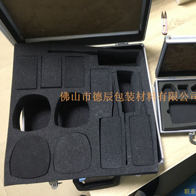 海綿內(nèi)托對(duì)各行各業(yè)產(chǎn)品起到絕緣、密封、防震、防塵、填充、隔音、固定，能夠保護(hù)包裝產(chǎn)品在運(yùn)輸過(guò)程中安然無(wú)恙，起到保護(hù)產(chǎn)品的一個(gè)作用，同時(shí)可以美化產(chǎn)品，提升產(chǎn)品檔次。