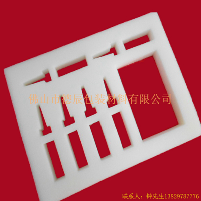 海綿內(nèi)托對(duì)各行各業(yè)產(chǎn)品起到絕緣、密封、防震、防塵、填充、隔音、固定，能夠保護(hù)包裝產(chǎn)品在運(yùn)輸過(guò)程中安然無(wú)恙，起到保護(hù)產(chǎn)品的一個(gè)作用，同時(shí)可以美化產(chǎn)品，提升產(chǎn)品檔次。
