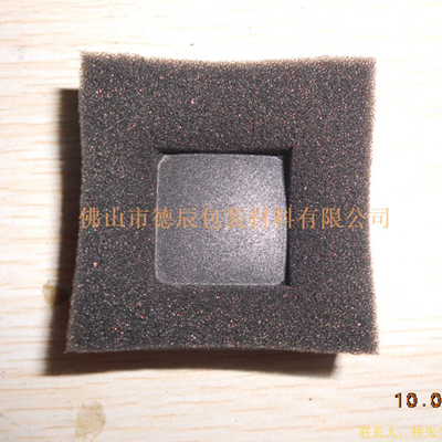 利用加熱鋁制模具對海綿進行塑形。