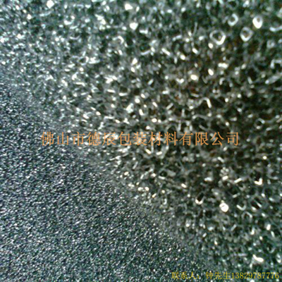 過濾海綿也稱網(wǎng)狀海綿，爆破海綿。聚氨酯過濾海綿由普通開孔軟泡高溫爆破開孔加工而成，爆破除掉了泡沫網(wǎng)絡(luò)之間原有的氣泡膜，得到了主體骨架網(wǎng)狀結(jié)構(gòu)。
過濾海綿的空隙率高達97%，具有優(yōu)異的透氣性、良好的柔軟性和較高的機械強度。
