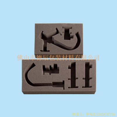 海綿內(nèi)托對(duì)各行各業(yè)產(chǎn)品起到絕緣、密封、防震、防塵、填充、隔音、固定，能夠保護(hù)包裝產(chǎn)品在運(yùn)輸過(guò)程中安然無(wú)恙，起到保護(hù)產(chǎn)品的一個(gè)作用，同時(shí)可以美化產(chǎn)品，提升產(chǎn)品檔次。