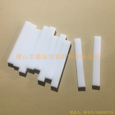 醫(yī)用防護(hù)面罩的海綿主要起到緩沖面部（主要是額頭）與PVC膠片的作用，起到密封的作用，因?yàn)楹＞d柔軟的特點(diǎn)，從而讓額頭與膠片完美的貼合，加上海綿柔軟與舒適性使得醫(yī)生在佩戴面罩的時(shí)候非常舒適。